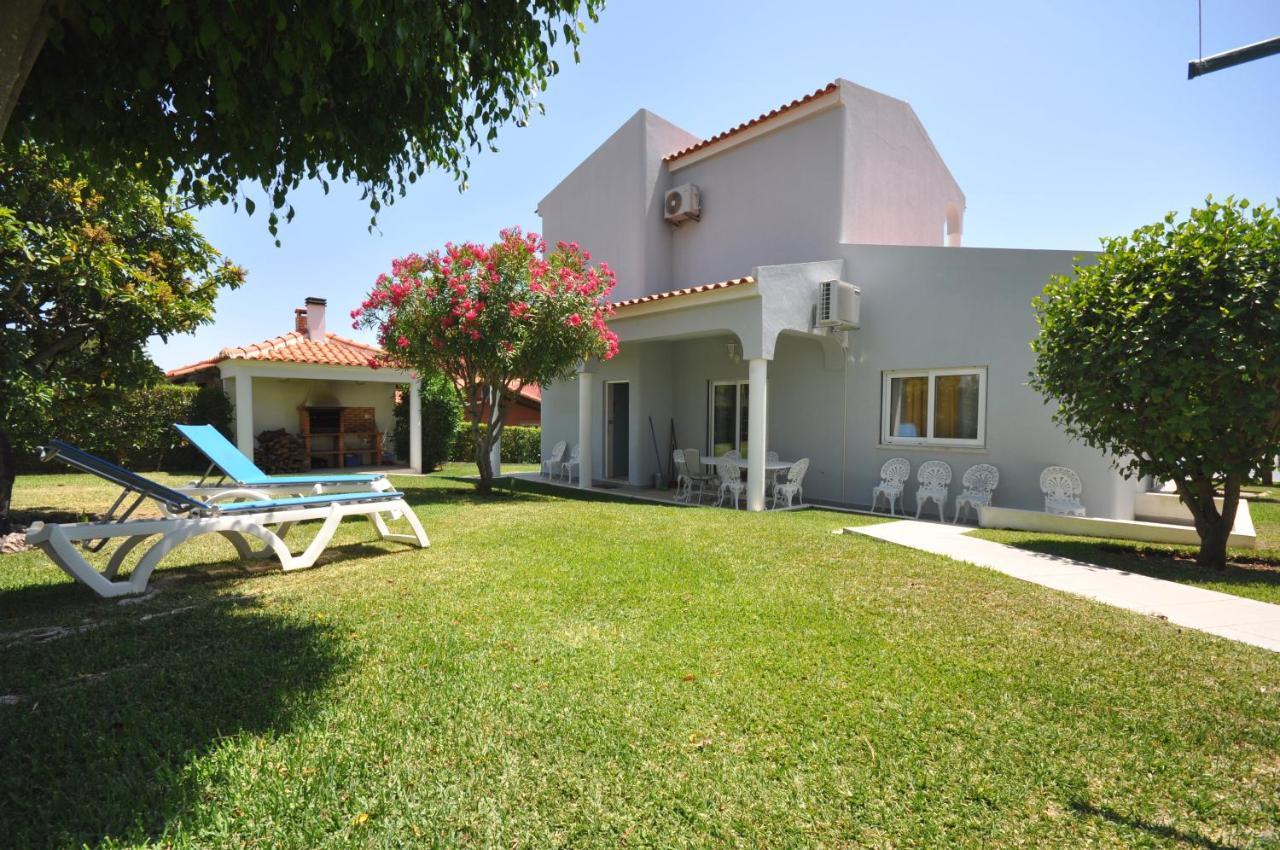 Well-Appointed Villa Is Situated In The Popular Resort Of Vilamoura Quarteira Exterior foto