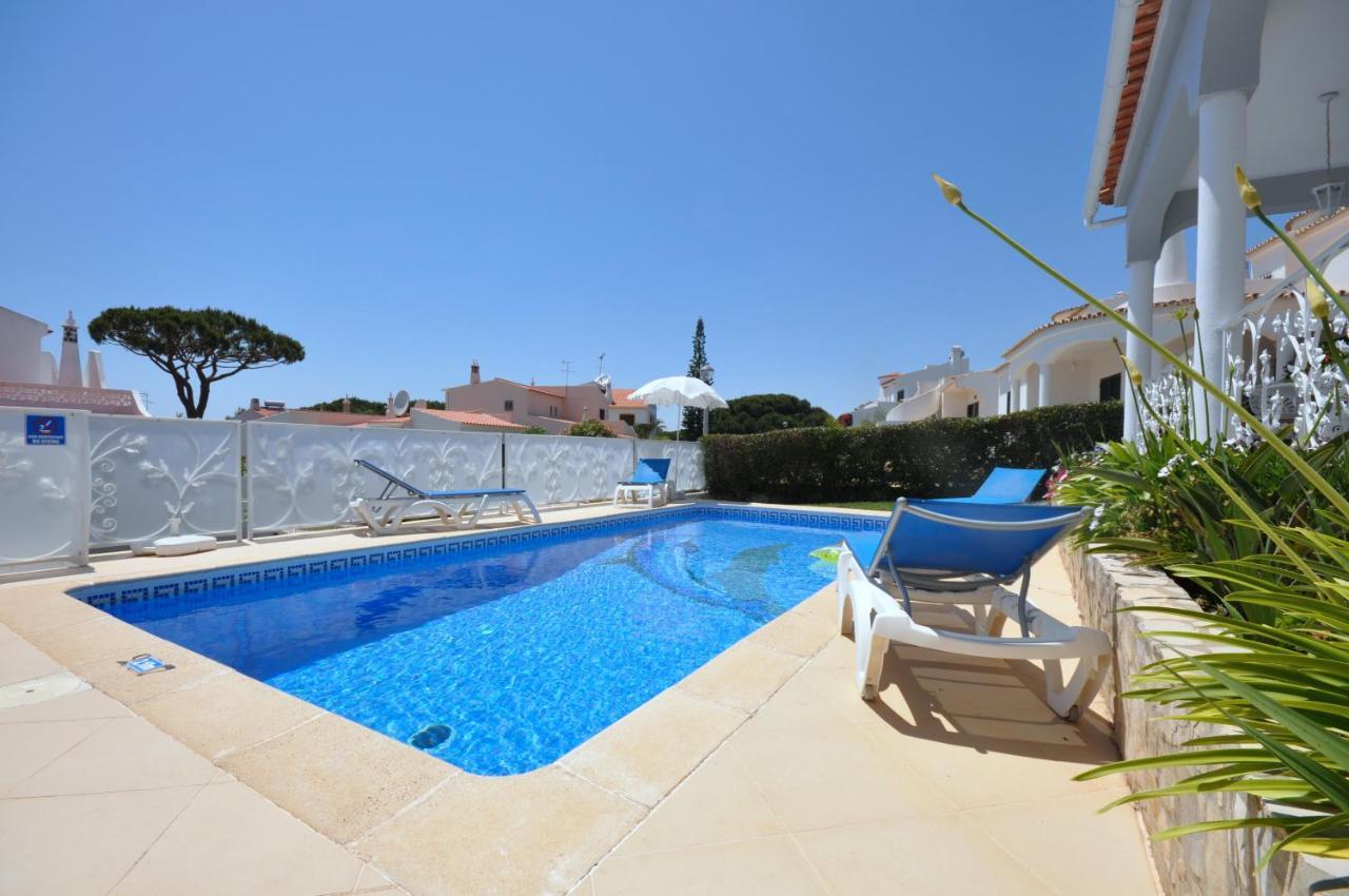 Well-Appointed Villa Is Situated In The Popular Resort Of Vilamoura Quarteira Exterior foto