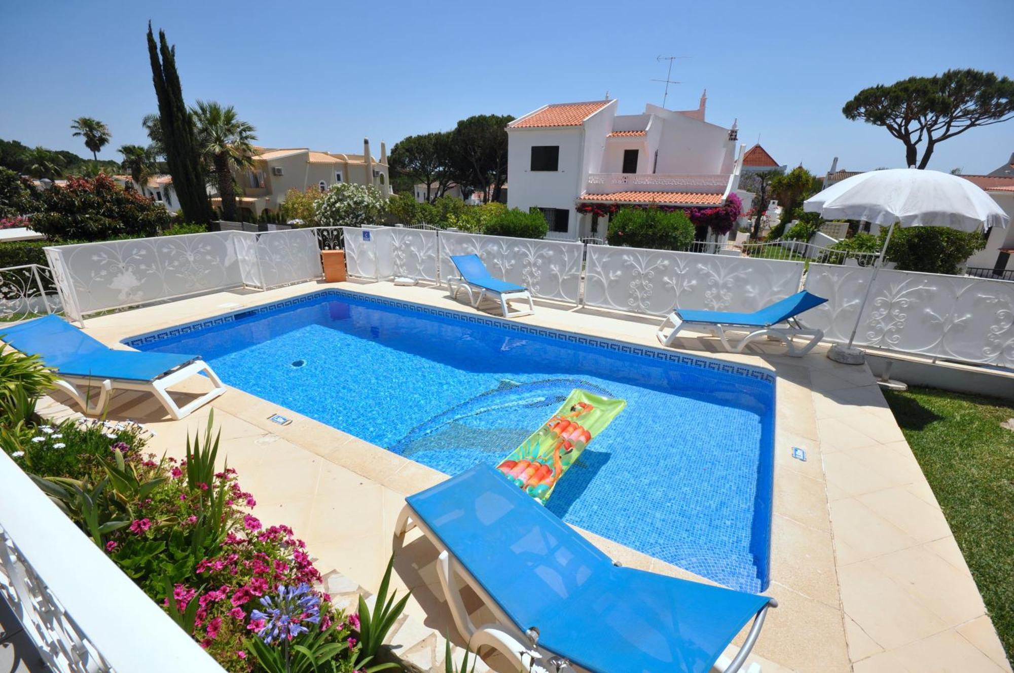 Well-Appointed Villa Is Situated In The Popular Resort Of Vilamoura Quarteira Exterior foto